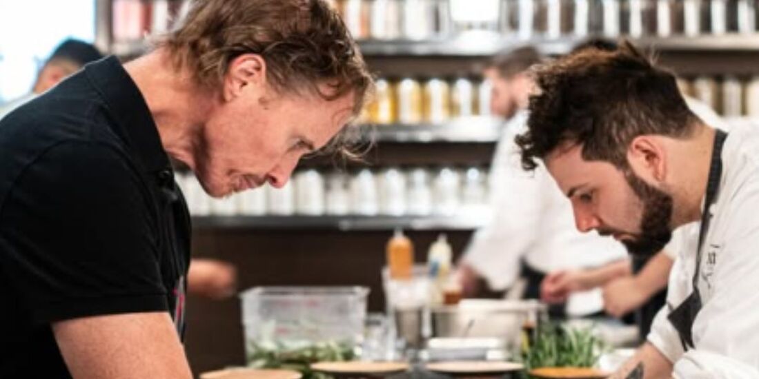 Grant Achatz, chef e proprietário do Next, forneceu diversos dados ao ChatGPT para obter sugestões de pratos 