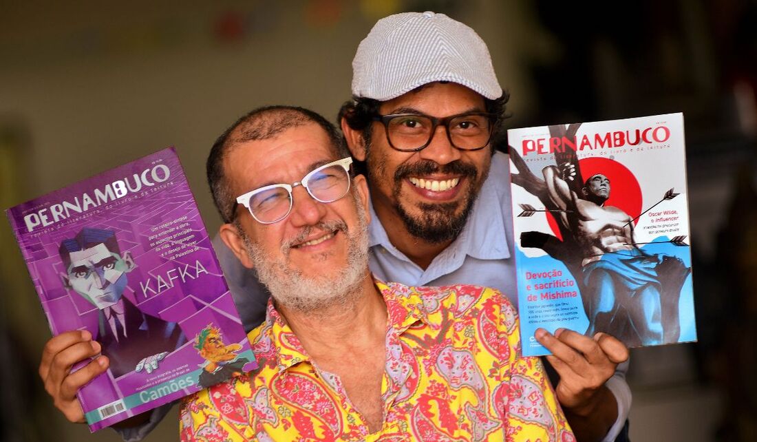 Greg Vieira (segurando as revistas) e João Lin celebram indicações da revista Pernambuco