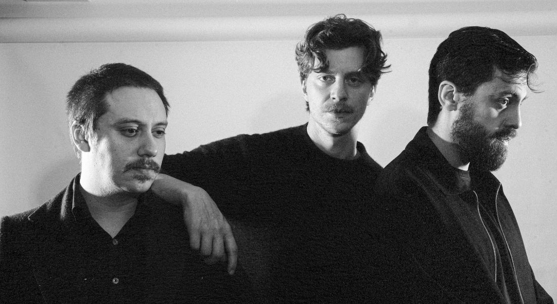 Gustavo Bertoni (C), Tomás Bertoni (D) e Lucas Furtado (E) do Scalene 