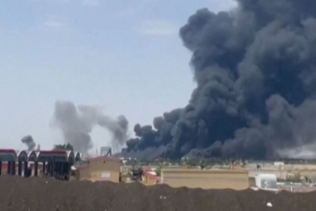 Esta captura de tela de um vídeo da UGC mostra muita fumaça e explosões após um ataque israelense na cidade de Tabriz, no noroeste do Irã