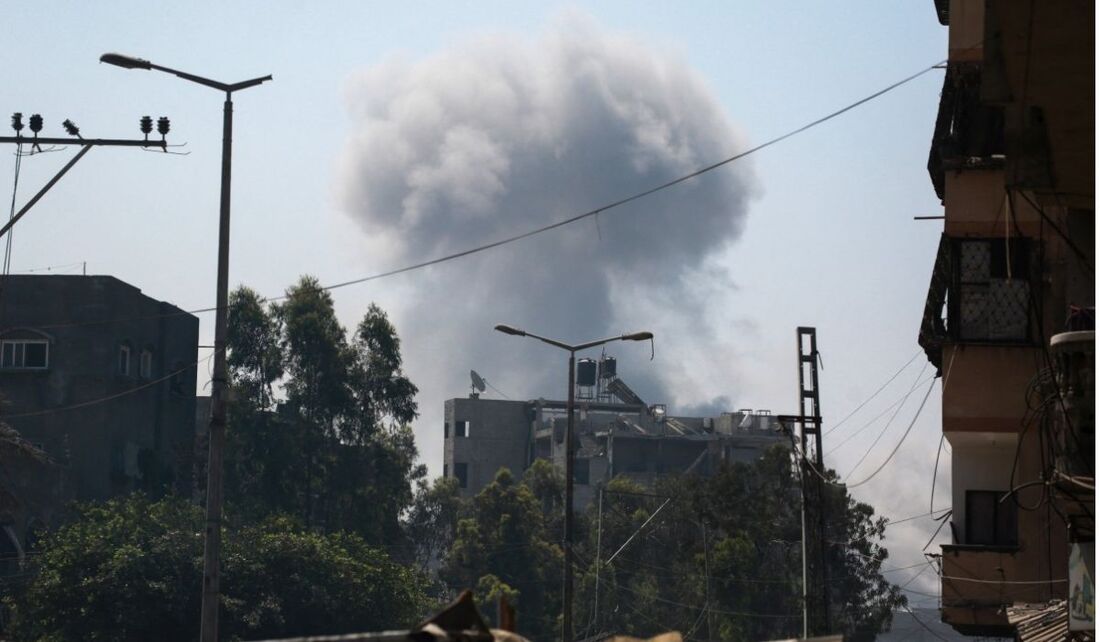 Fumaça sobe após ataques israelenses a oeste de Jabalia, no norte da Faixa de Gaza