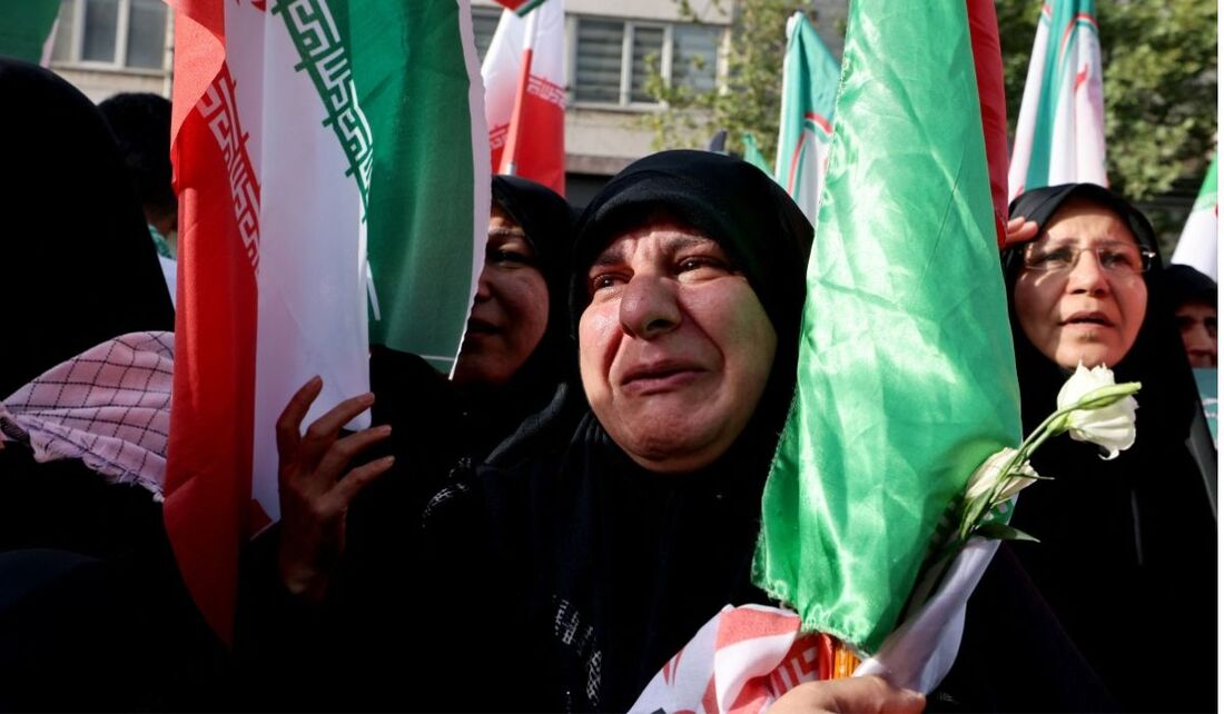 Pessoas em luto choram enquanto comparecem ao funeral do comandante da Guarda Revolucionária Iraniana e de outros comandantes militares mortos em ataques israelenses ao Irã