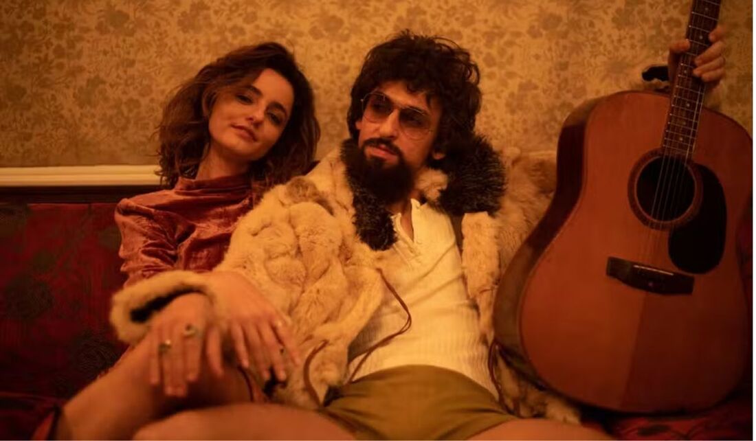 Julia Stockler (Tânia Menna Barreto) e Ravel Andrade (Raul Seixas) em cena "Raul Seixas: Eu Sou"