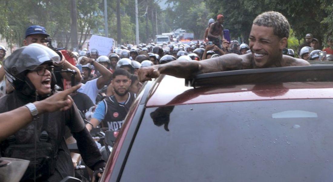 MC Poze do Rodo foi liberado da prisão na terça-feira (3) reunindo dezenas de fãs