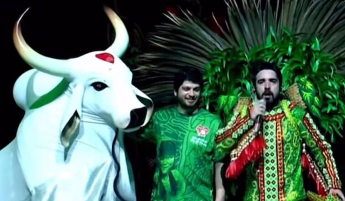 Chico Rubens Paiva acompanhou a apresentação diretamente da arena do Bumbódromo e recebeu o tributo em nome da avó