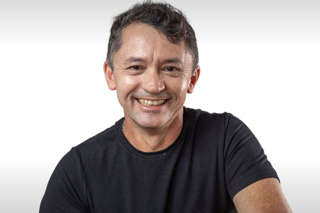 Cantor e compositor Roberto Cruz