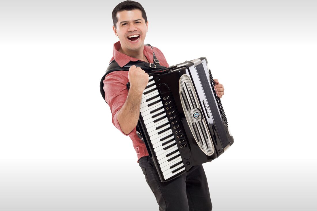 Cantor, compositor e sanfoneiro Dudu do Acordeon