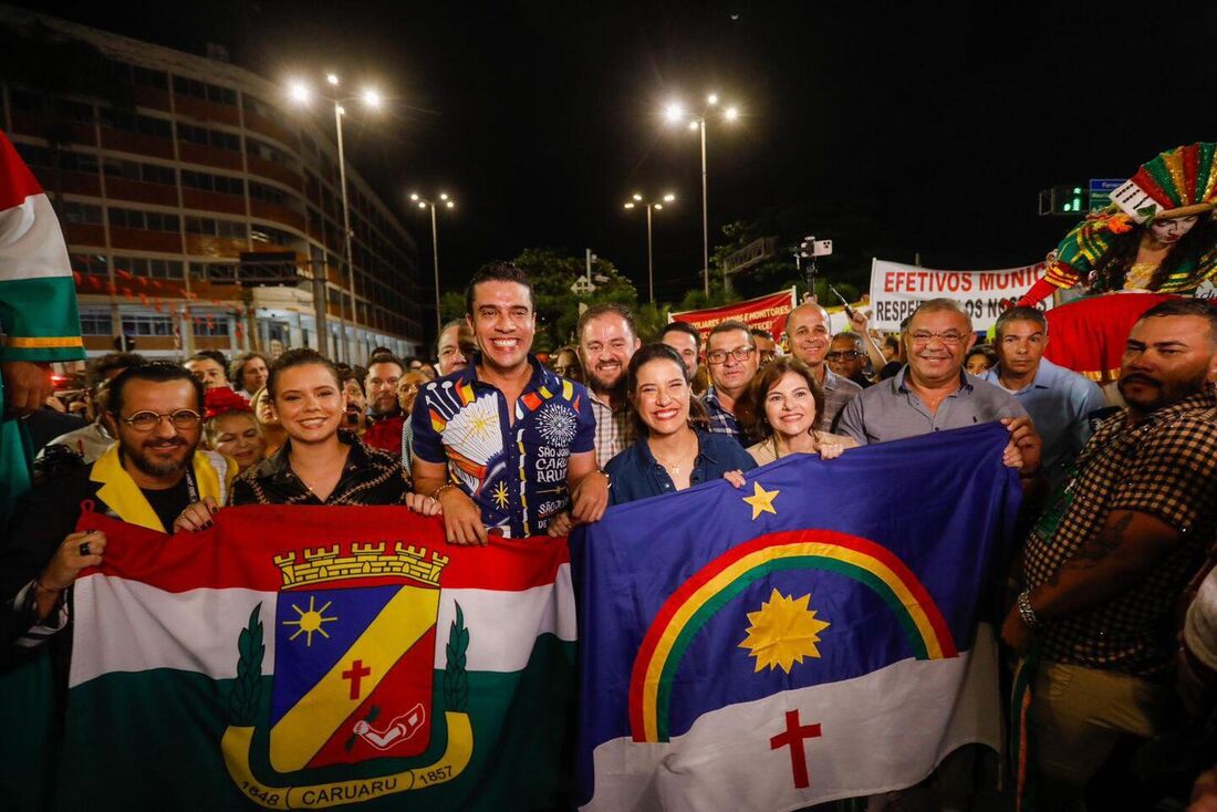 Governadora Raquel Lyra prestigia o São João de Caruaru ao lado da vice Priscila Krause e do prefeito Rodrigo Pinheiro
