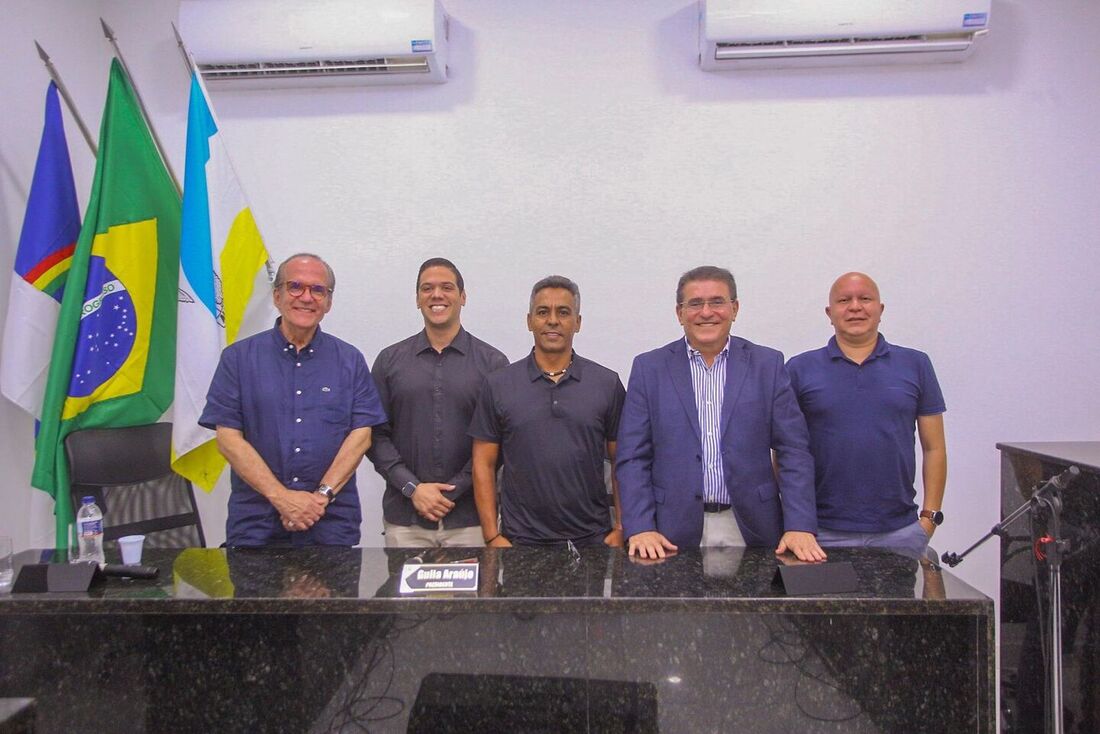 Senador Fernando Dueire, prefeito Marcos Xukuru e o deputado Luciano Duque encontraram vereadores e secretários em Pesqueira