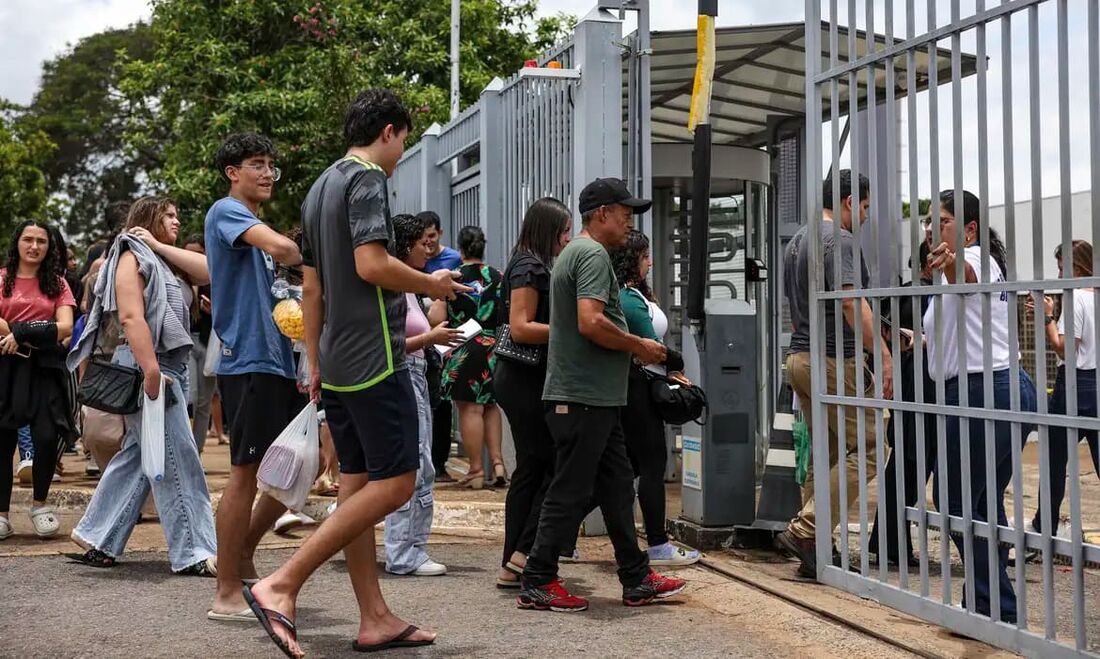 Desempenho em Redação melhora no Enem, mas percentual de notas acima de 900 recua