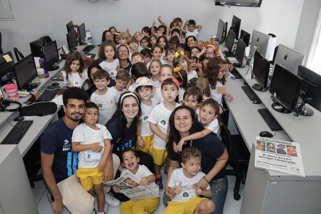 Alunos da Escola Eleva visitam redação da Folha de Pernambuco