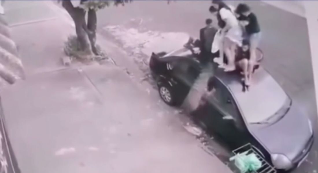 Crianças correram assustadas para teto de carro