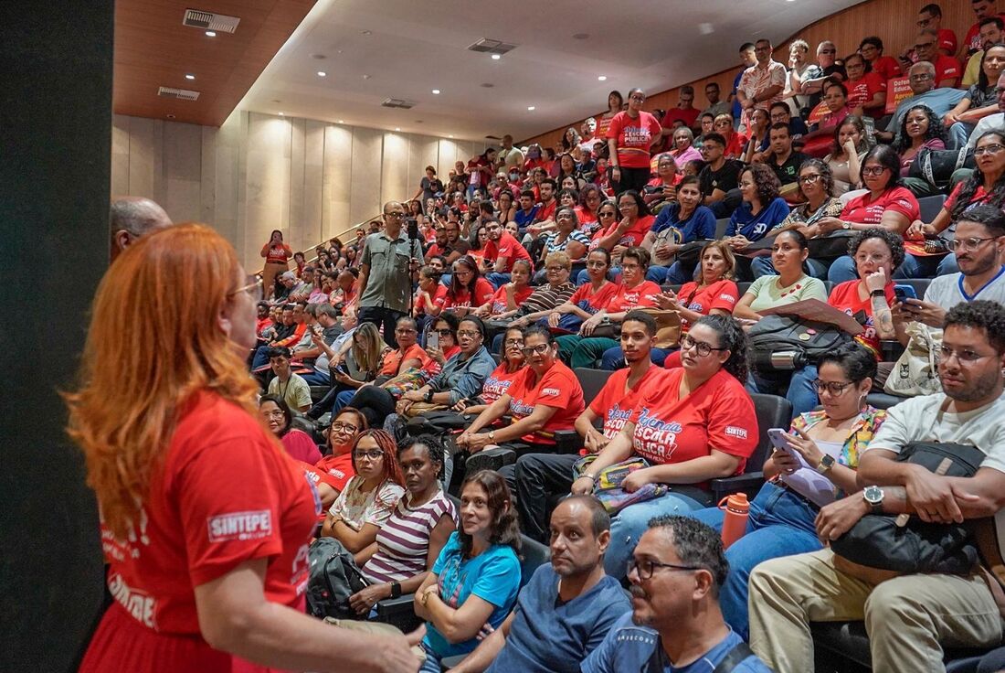 Trabalhadores em educação ocupam galerias na Assembleia Legislativa
