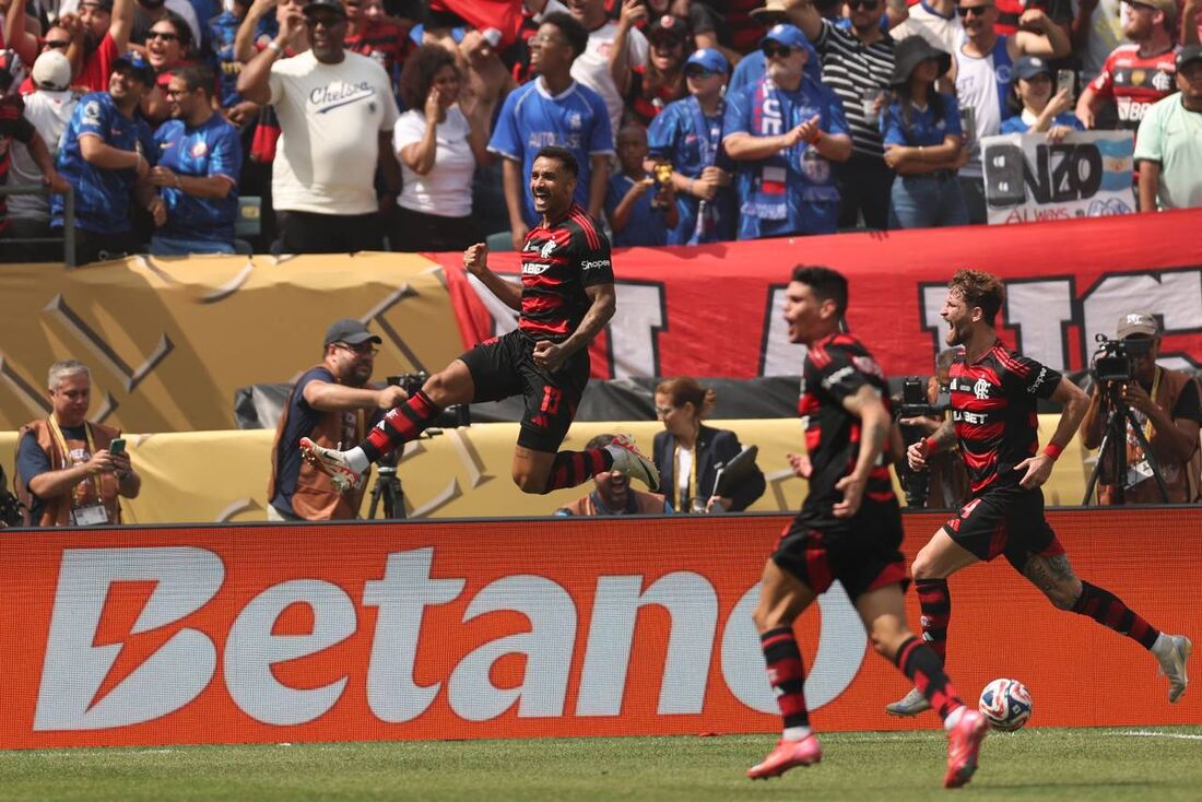 Danilo celebra o gol da virada do Flamengo