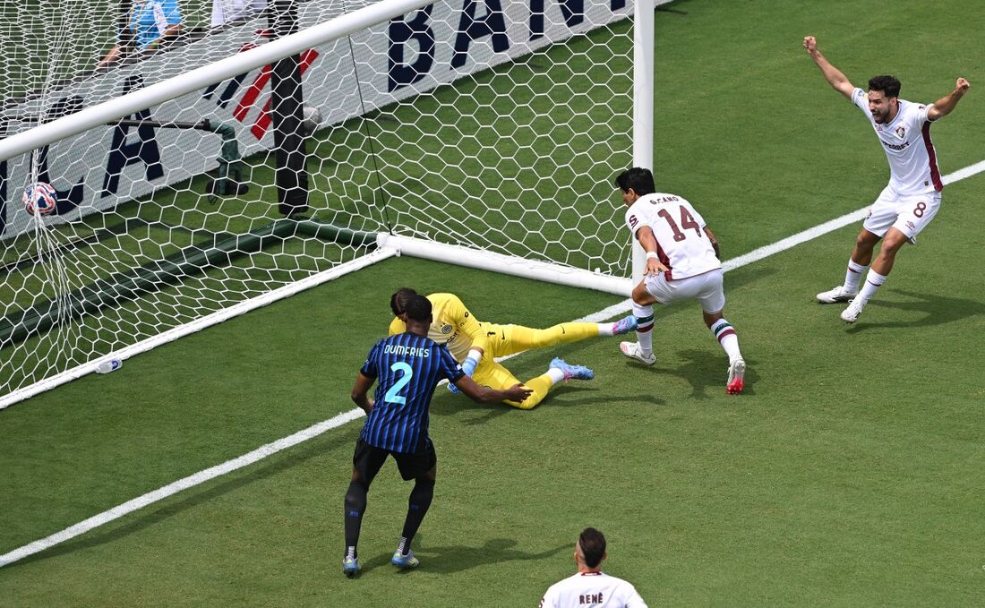 Cano marcou um dos gols do Fluminense no jogo