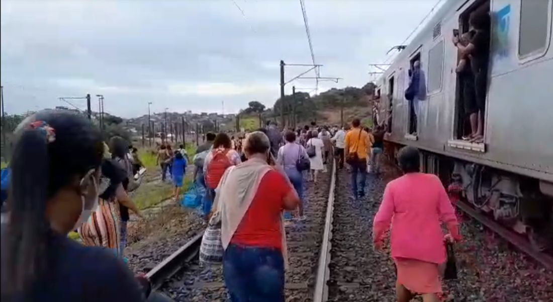 Transtorno para passageiros: Metrô do Recife tem problema em trem