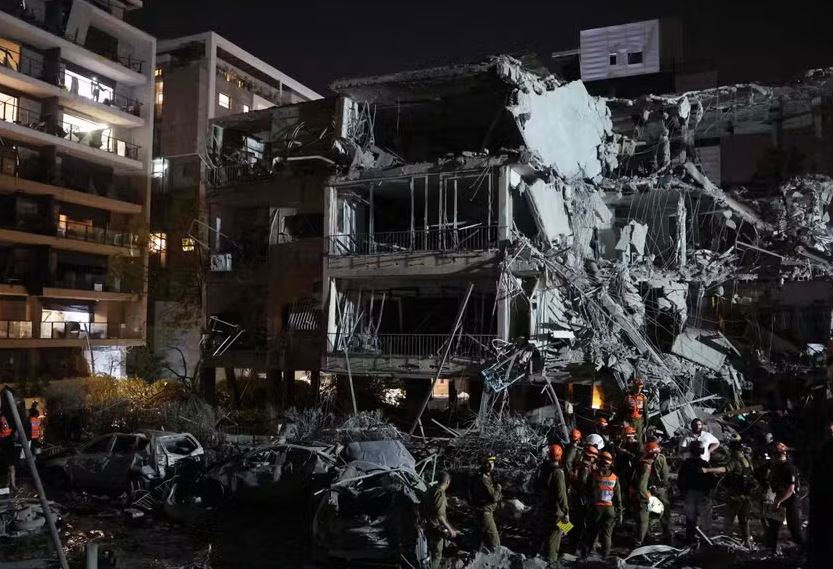 Socorristas buscam feridos após míssil do Irã atingir prédio em Tel Aviv