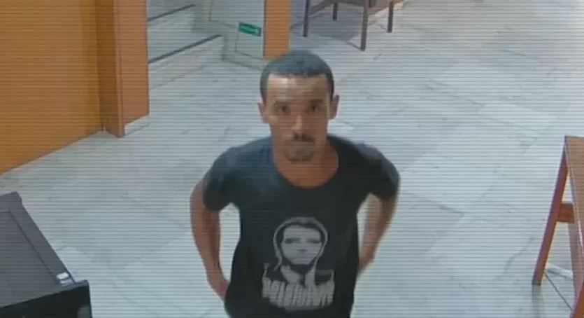 Homem que quebrou relógio que Dom João VI trouxe para o Brasil em 1808 foi identificado como Antônio Cláudio Alves Ferreira, de 30 anos