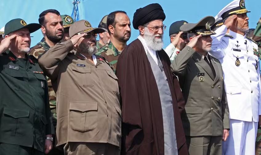 Líder Supremo do Irã, Ali Khamenei (C), em evento com comandantes das Forças Armadas 
