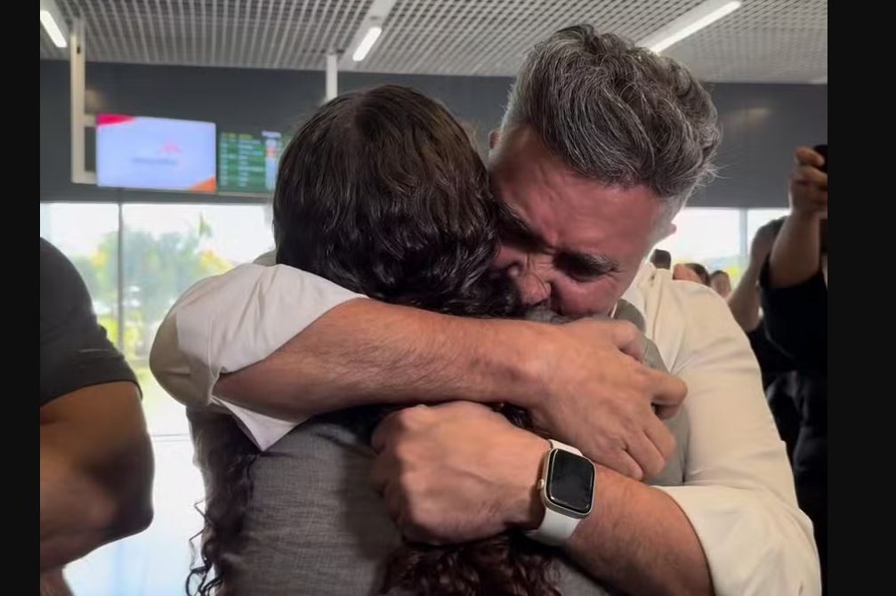 Prefeito de BH, Álvaro Damião se emociona ao chegar ao Brasil