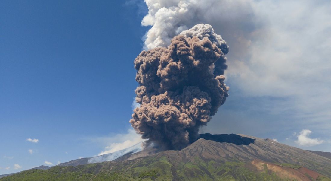 Vulcão Etna lança enorme nuvem de cinzas, rochas e gases