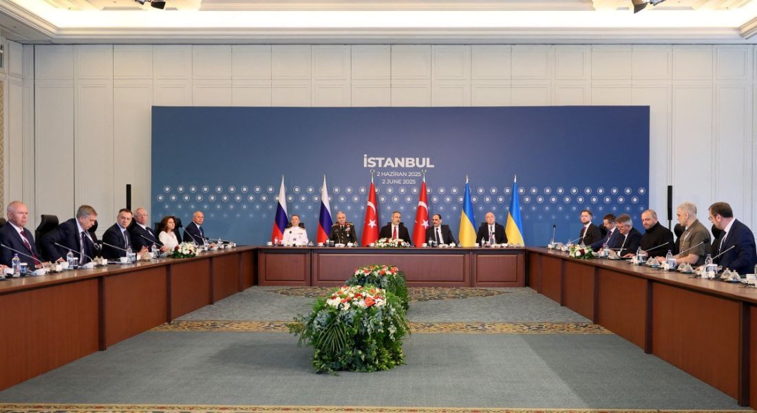 Membros das delegações ucraniana (direita), russa (esquerda) e turca (centro) participam da segunda reunião no Palácio Ciragan, em Istambul, em 2 de junho de 2025