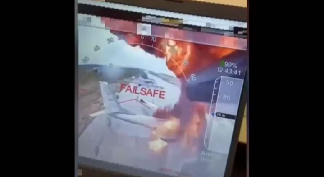 Imagem retirada de um vídeo divulgado pelos serviços secretos ucranianos mostra o que eles dizem ser várias aeronaves em chamas na base aérea de Belaya, no leste da Sibéria, a mais de 4 mil km da Ucrânia 