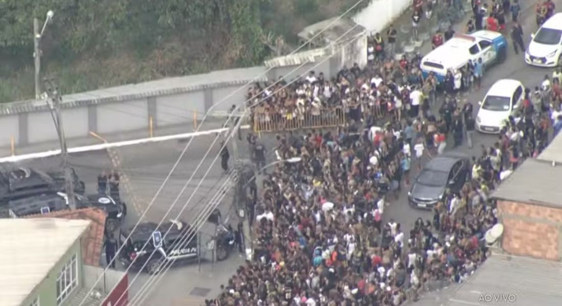 Fãs se reúnem em frente a presídio no Rio à espera da saída de MC Poze do Rodo