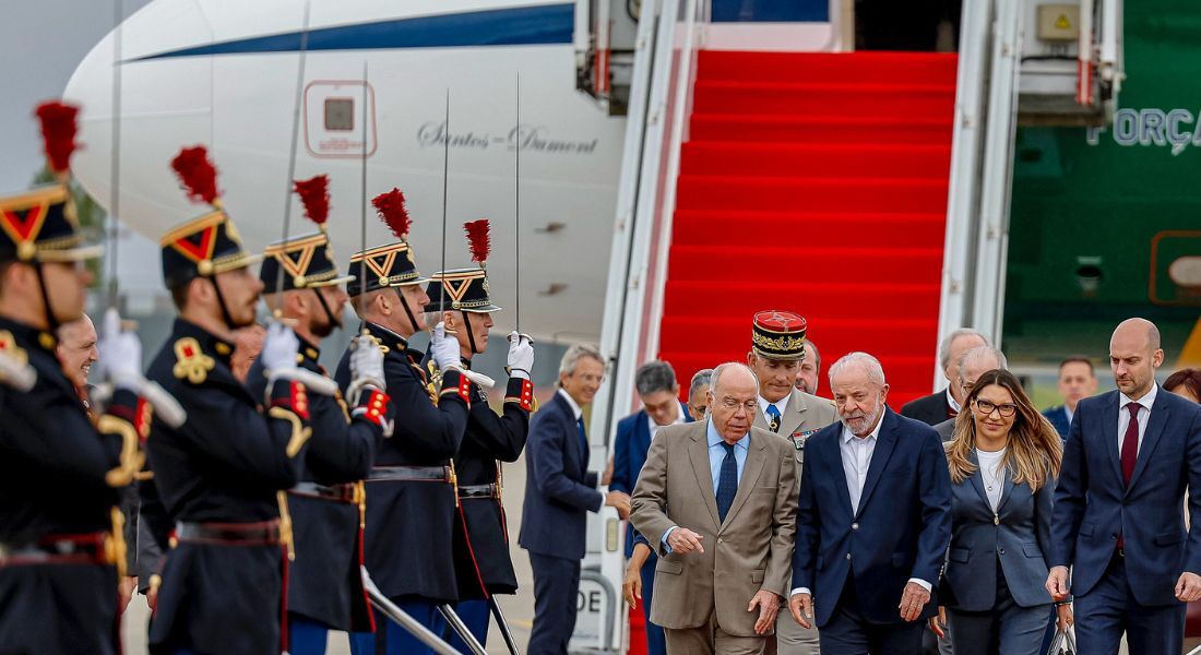Lula chega a Paris, ladeado por Mauro Vieira e Janja
