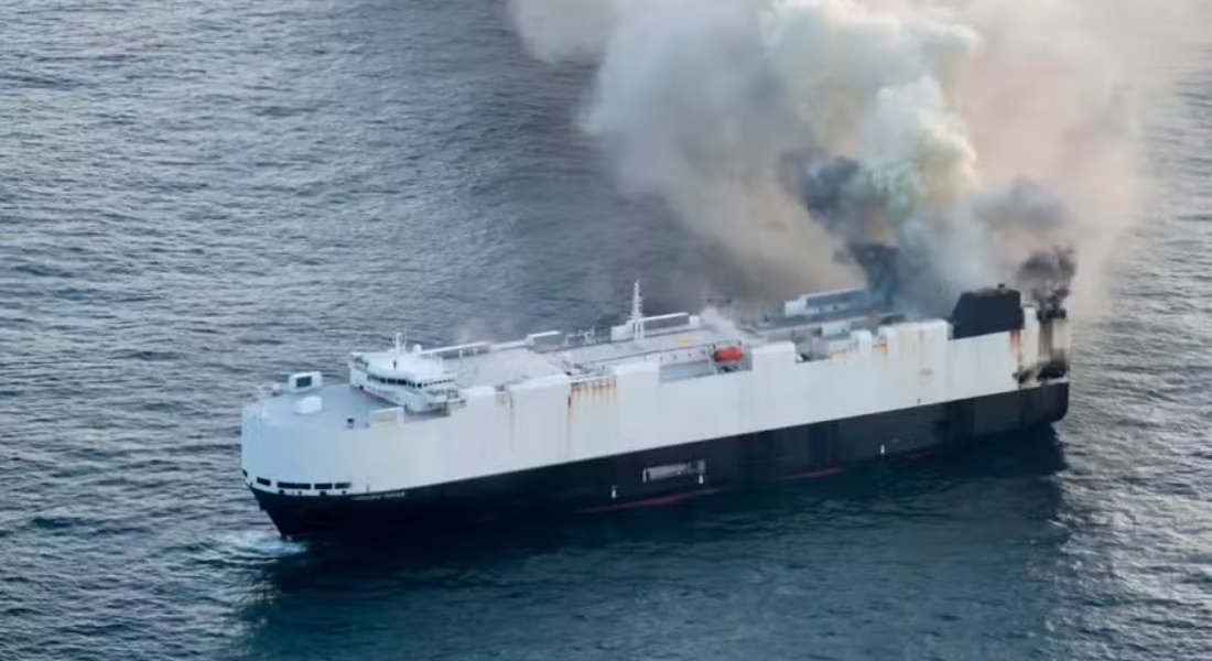 Navio de carga transportando veículos elétricos queima há 8 dias no mar e não há como apagar fogo