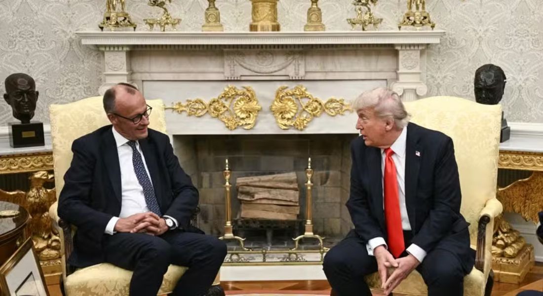 O chanceler alemão, Friedrich Merz, e o presidente americano, Donald Trump, durante coletiva conjunta no Salão Oval