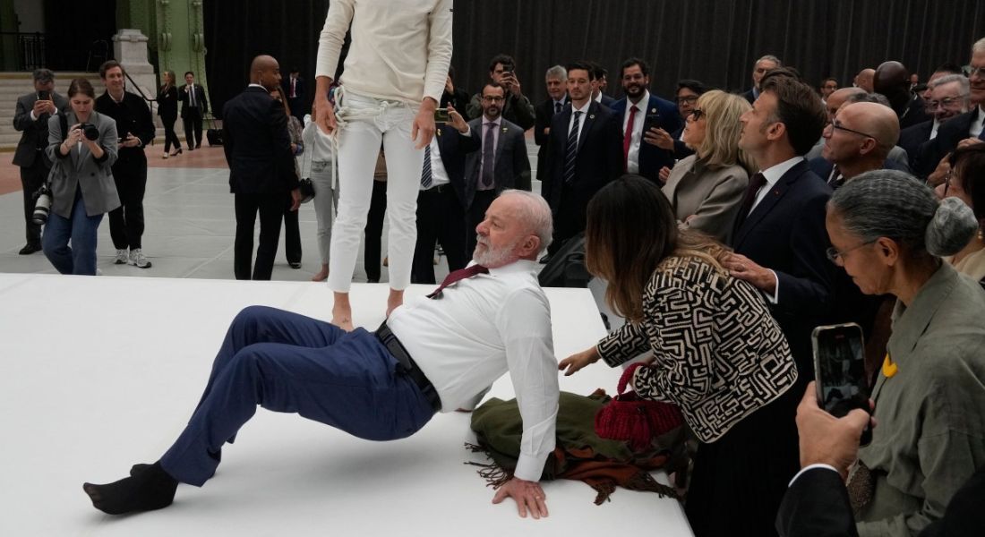 Lula tenta imitar movimento acrobático em uma exposição em Paris