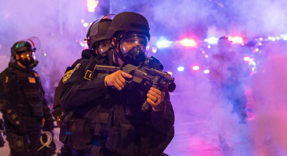 Ação policial no protestos após operações federais de imigração em Los Angeles, Califórnia, em 8 de junho de 2025