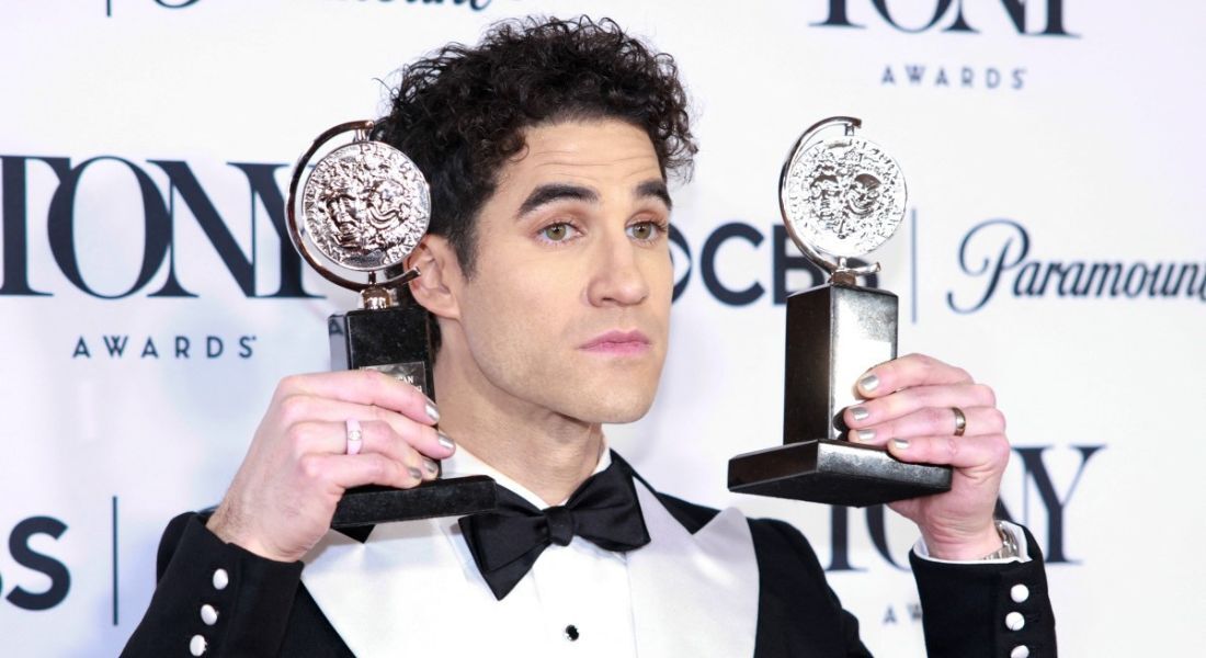 Darren Criss posa com o prêmio de Melhor Musical por "Maybe Happy Ending"