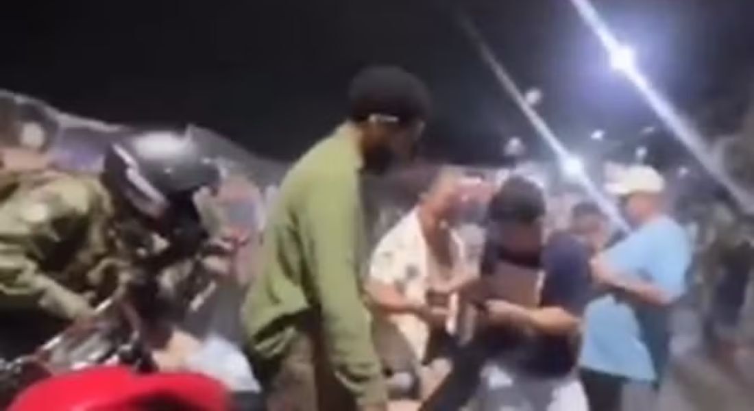 Momento em que Herus é levado por policiais do Bope, no Santo Amaro, no Rio, na madrugada do sábado 