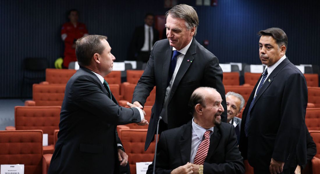 Bolsonaro e Mauro Cid se cumprimentam na sessão