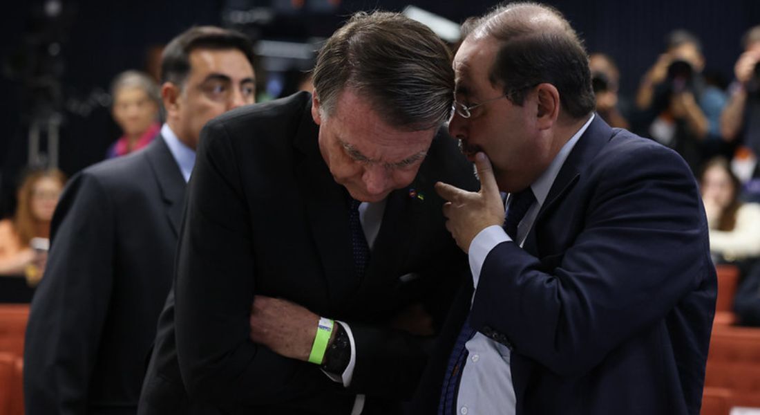 Bolsonaro com o advogado dele momentos antes de iniciar o segundo dia dos interrogatórios no STF