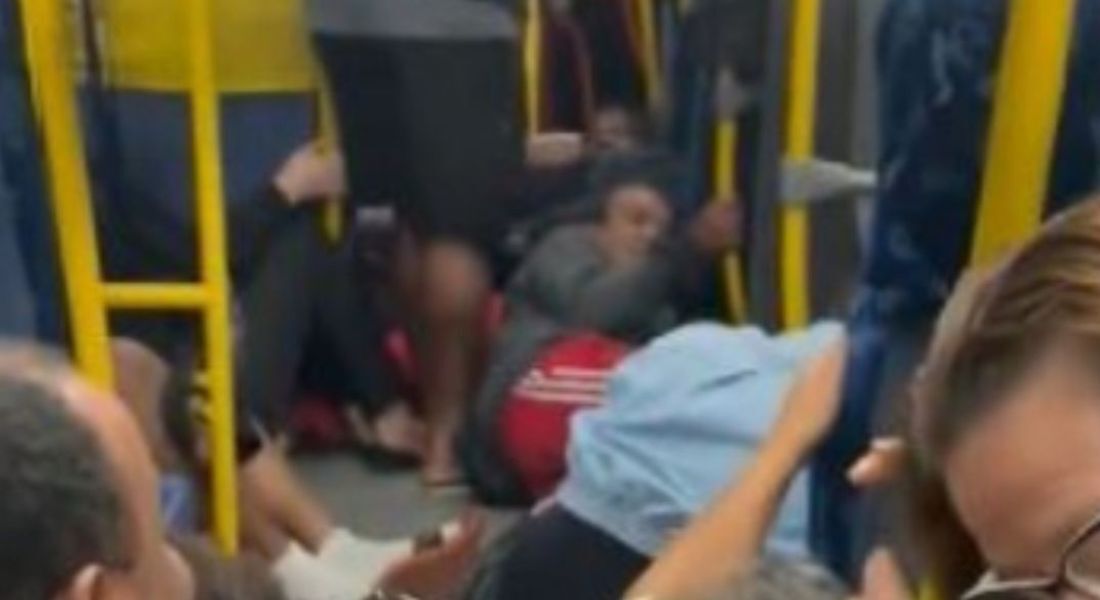 Passageiros abaixados em ônibus na Av. Brasil em meio a tiroteio no Rio