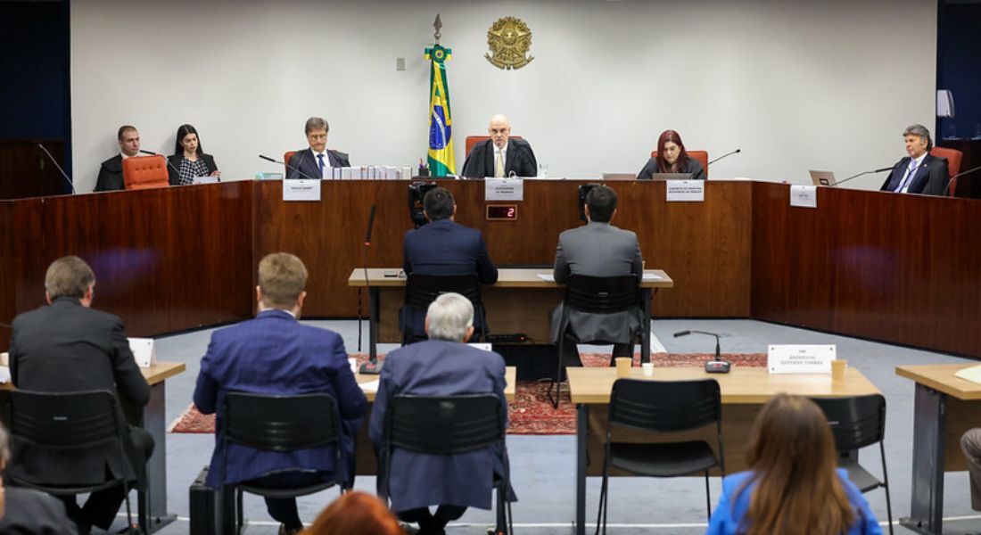 Ao lado do advogado, ex-ministro Anderson Torres fala ao STF
