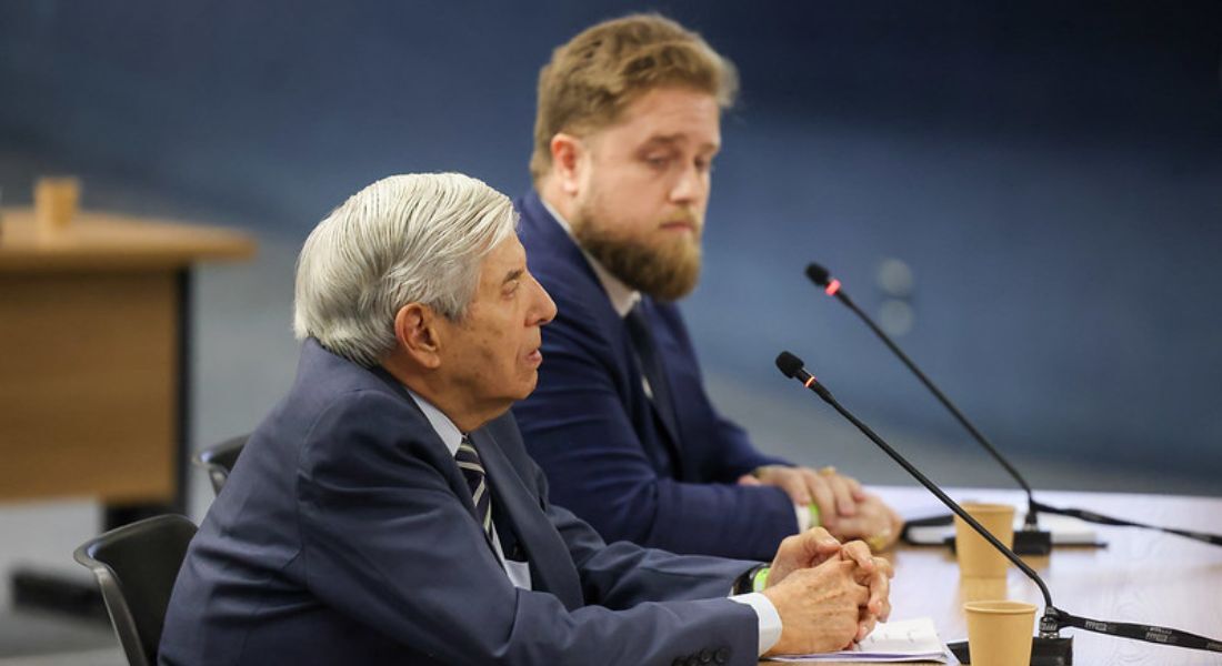 Augusto Heleno ao lado do advogado Matheus Milanez