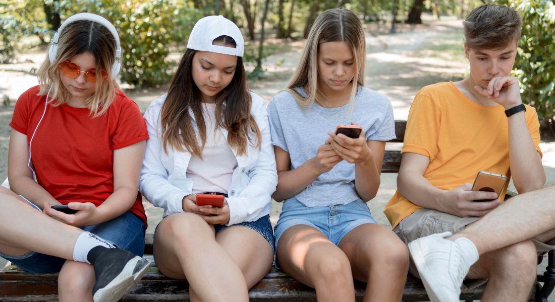 Redes sociais "alimentam" problemas de saúde mental em 70% dos jovens, alerta relatório