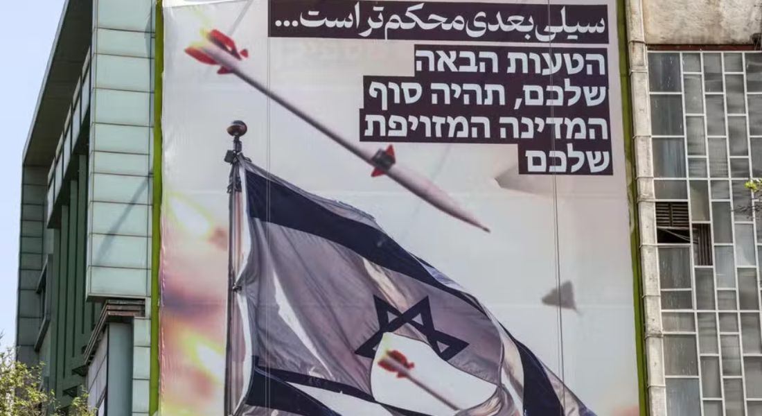 Painel ilustrado na Praça Palestina, em Teerã, mostra mísseis e drones voando perto de uma bandeira israelense rasgada, dizendo, em farsi, 'o próximo tapa será mais violento' e, em hebraico, 'seu próximo erro será o fim de seu falso Estado'