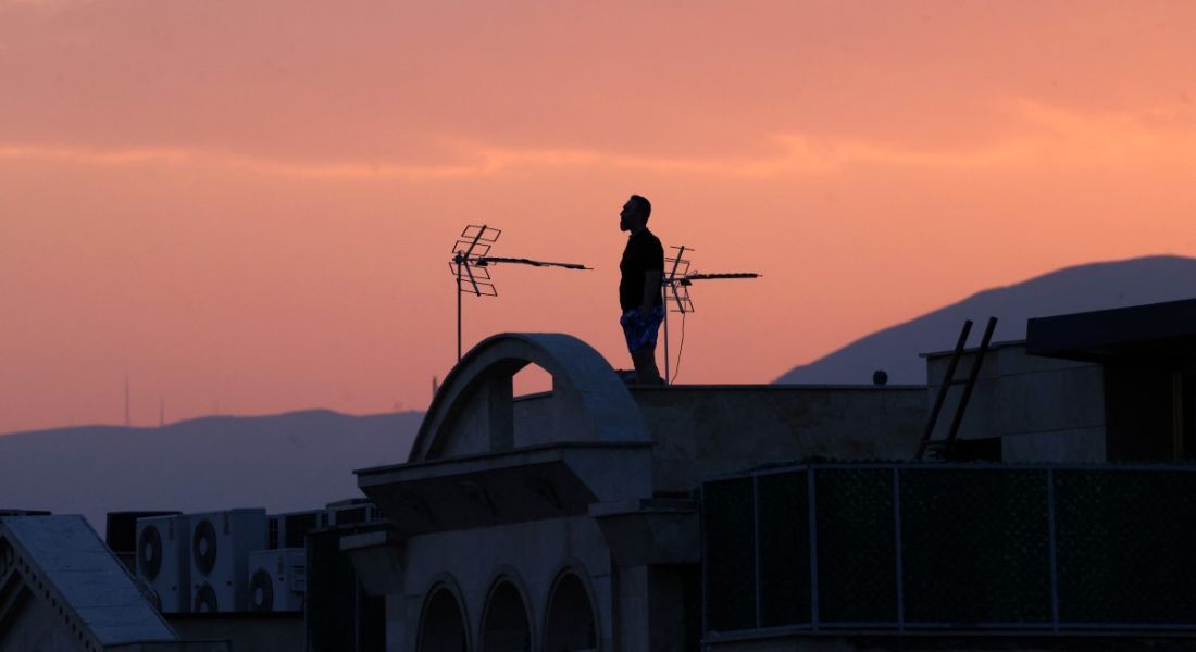 Homem observa horizonte de Teerã, capital do Irã