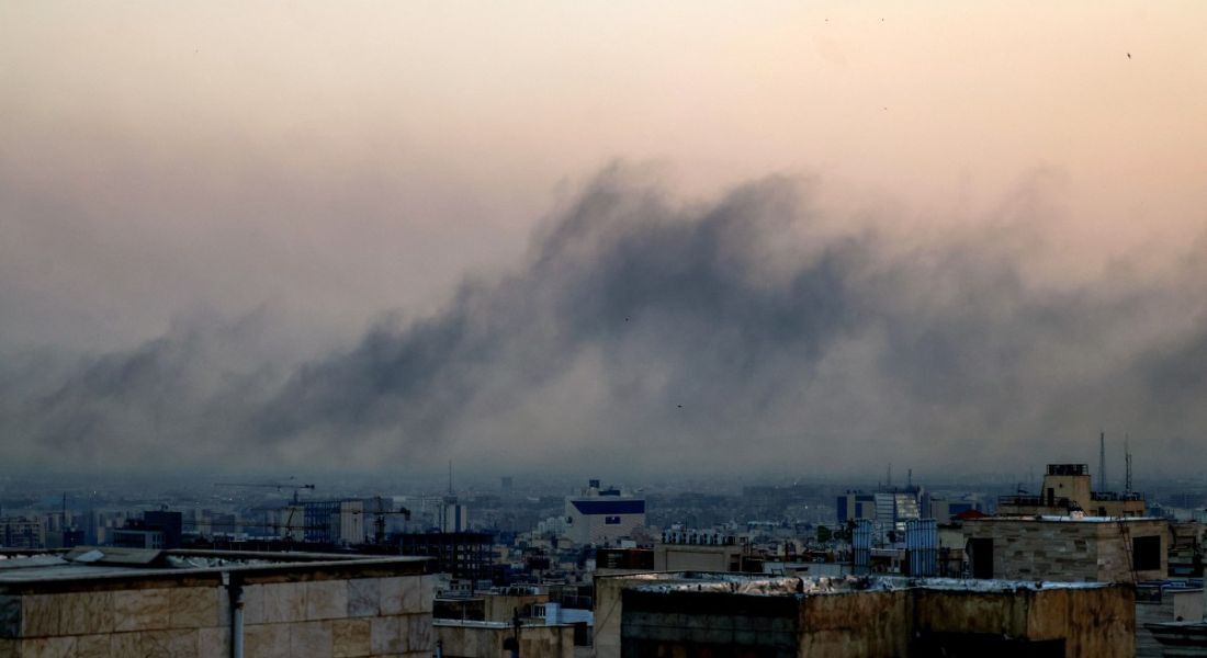 Fumaça em Teerã após bombardeios israelenses