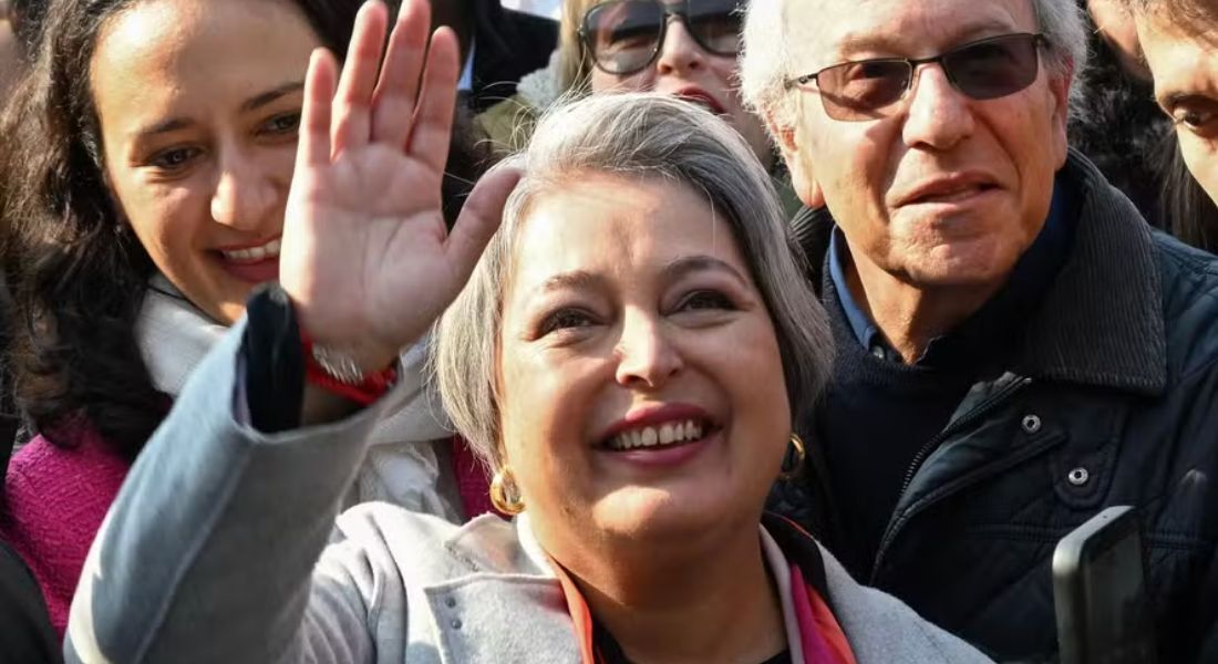 A candidata presidencial chilena Jeannette Jara, do Partido Comunista, acena para seus apoiadores após votar nas primárias da esquerda