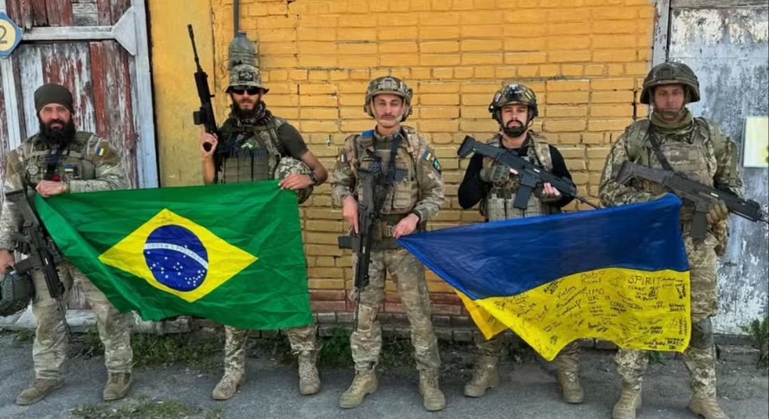 Brasileiros na guerra: Da esquerda para a direita estão Bruno Samurai, Rafael Ben, Rafael dos Santos Leite, Carlos Cândido e um militar ucraniano