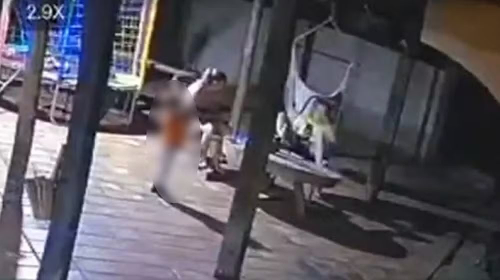 Uma criança de apenas 2 anos pegou a arma do pai e disparou acidentalmente, atingindo a própria mãe, na noite desta sexta-feira, 13.