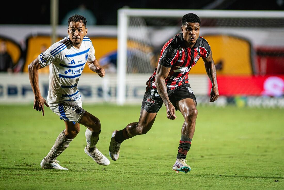 Jamerson, lateral-esquerdo do Vitória, está fora da temporada e não jogará mais pelo clube baiano após sofrer uma fratura e um rompimento nos ligamentos do tornozelo direito