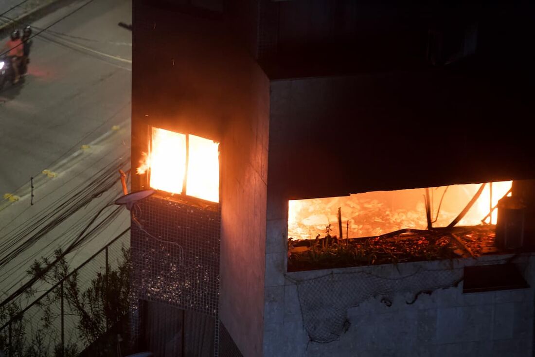 Incêndio atinge edifício em Olinda