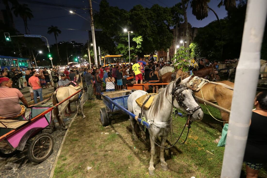 Carroceiros realizaram protesto contra a iniciativa da Prefeitura do Recife